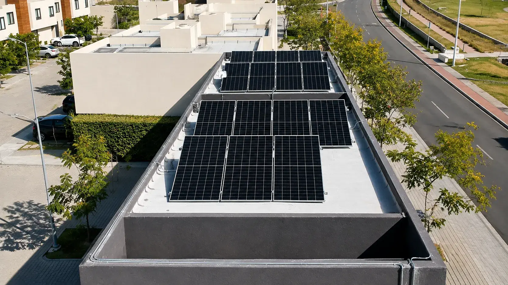 Paneles solares instalados en la azotea de una casa en un fraccionamiento.