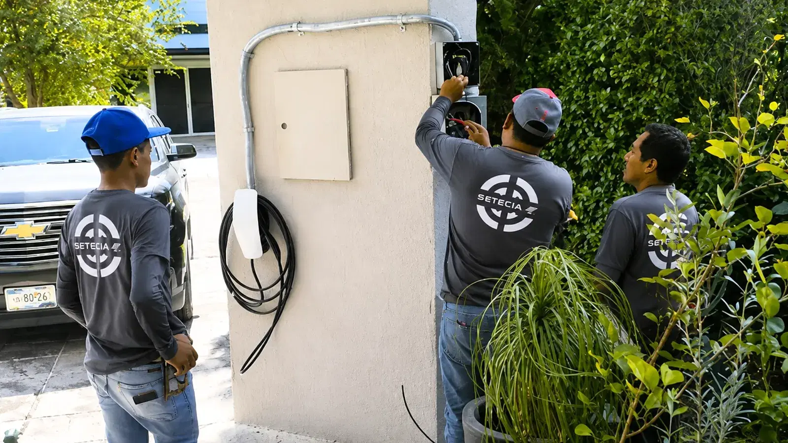 Técnicos de SETECIA trabajando en la acometida eléctrica de una casa